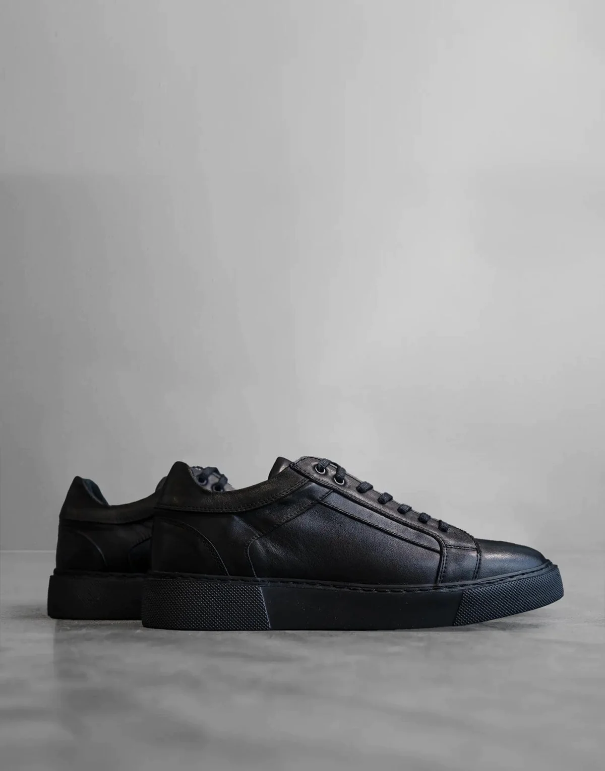 Fade Iconic Black Sneakers